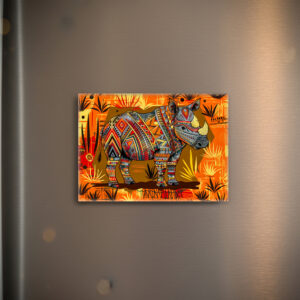 raxxa Glas-Magnet: A single African rhino with bold tribal patterns, standing in a stylized savanna scene painted in African folk art style
