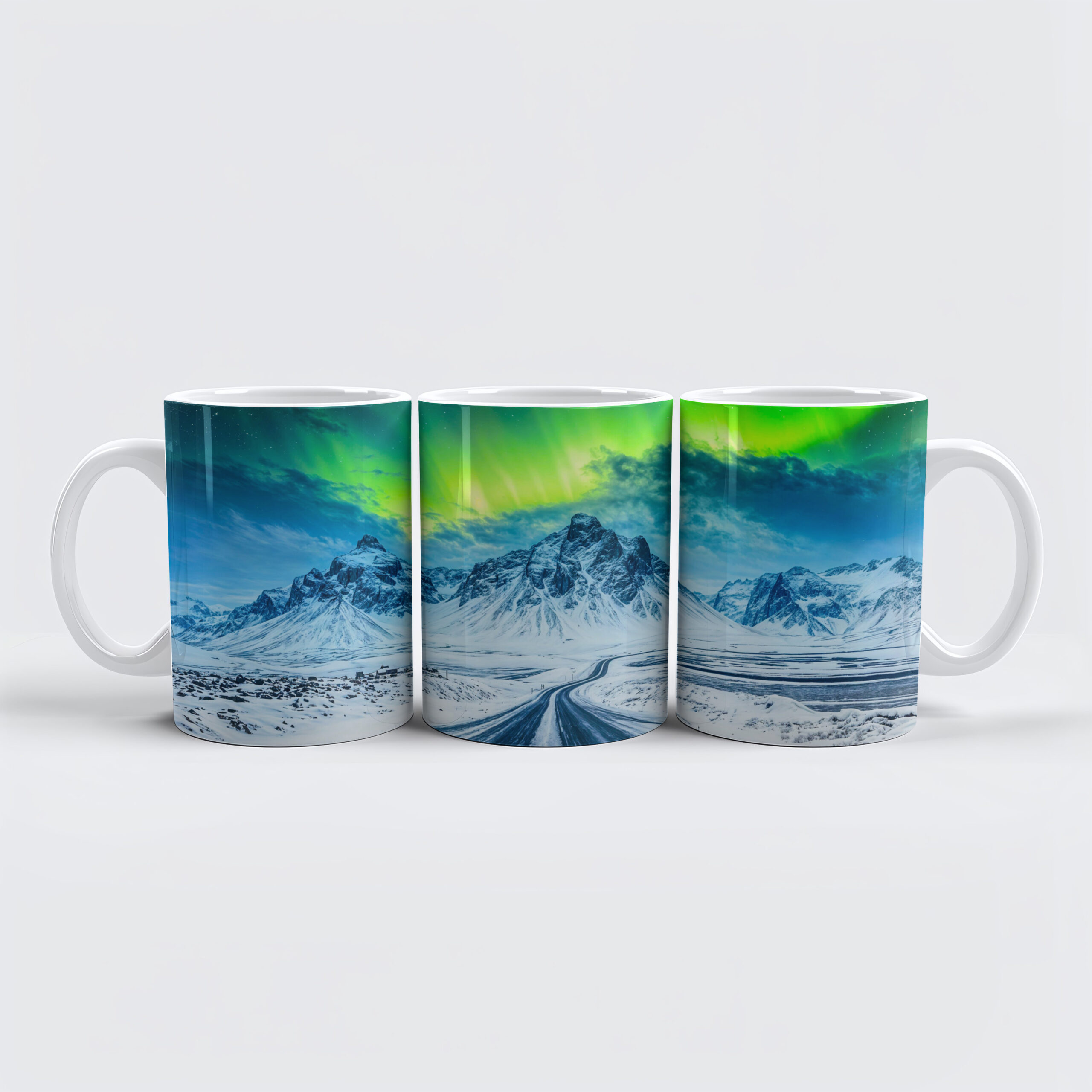 raxxa Premium-Tasse: Road with Mountains and Northern Lights at Night
