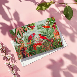 raxxa Postkarte: Farbenfrohe Papagein im exotischen Blüten Dschungel