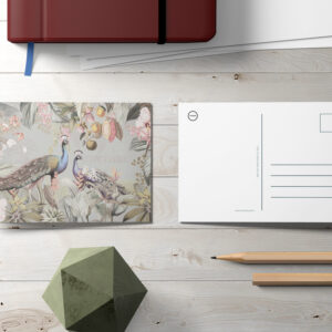 raxxa Postkarte: Luxuriöse Pfauen im tropischen Blüten und Früchte Dschungel