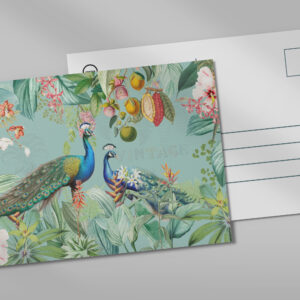 raxxa Postkarte: Leuchtende Pfauen im exotischen Blüten und Früchte Dschungel