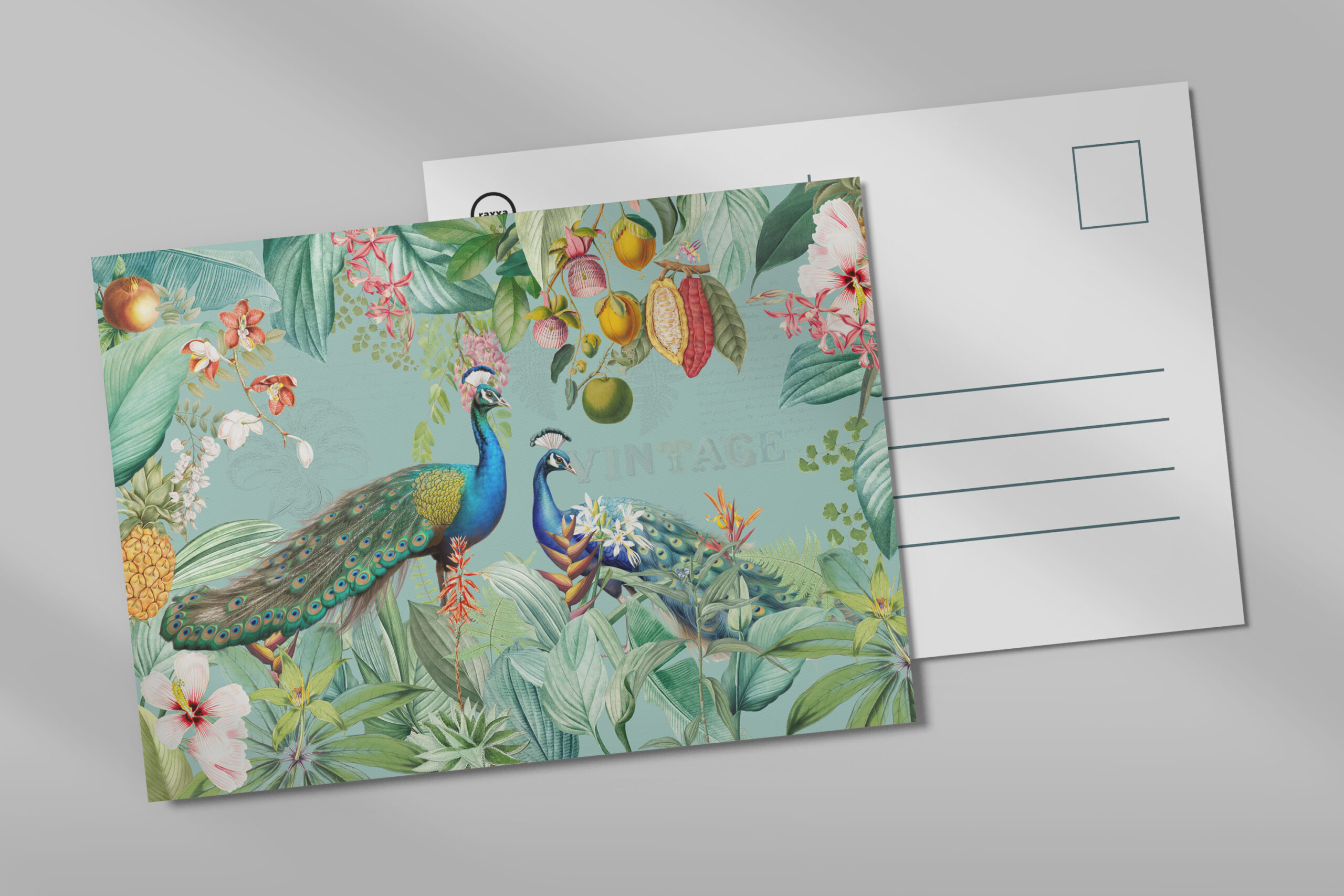 raxxa Postkarte: Leuchtende Pfauen im exotischen Blüten und Früchte Dschungel