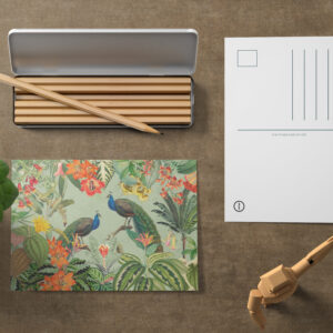 raxxa Postkarte: Blaue Pfauen im exotischen Regenwald