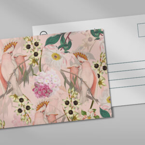 raxxa Postkarte: Rosa Kakadus im Blumen Garten