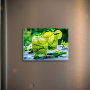 raxxa Glas-Magnet: Apple-Cucumber-Mint Cooler Garnished with Apple Slices and Fresh Mint Leaves