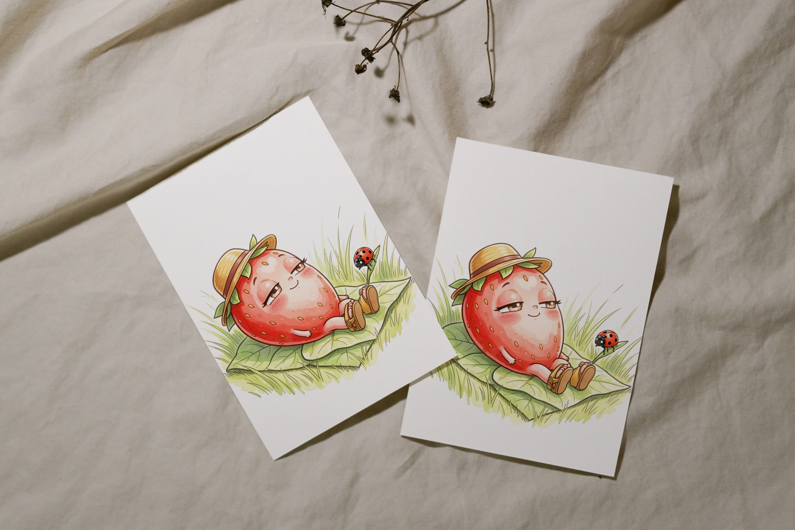 raxxa Postkarte: Summer Strawberry Character Relaxing on Leaf with Ladybug - Imagen 2