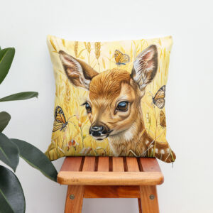 Kissen: Little Deer in Insect-Rich Meadow
