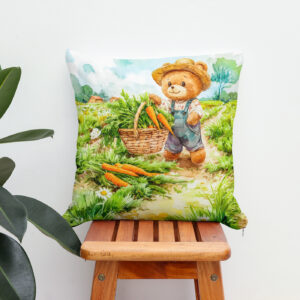 Kissen: Teddy Bear Harvesting Carrots in a Field