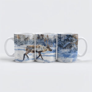 raxxa Premium-Tasse: Reindeer Walking Through Snowy Forest