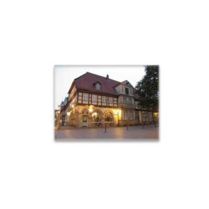 raxxa Glas-Magnet: Löwenapotheke in Celle am Abend