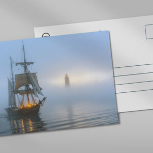 raxxa Postkarte: Segelschiff und Leuchtturm im Nebel