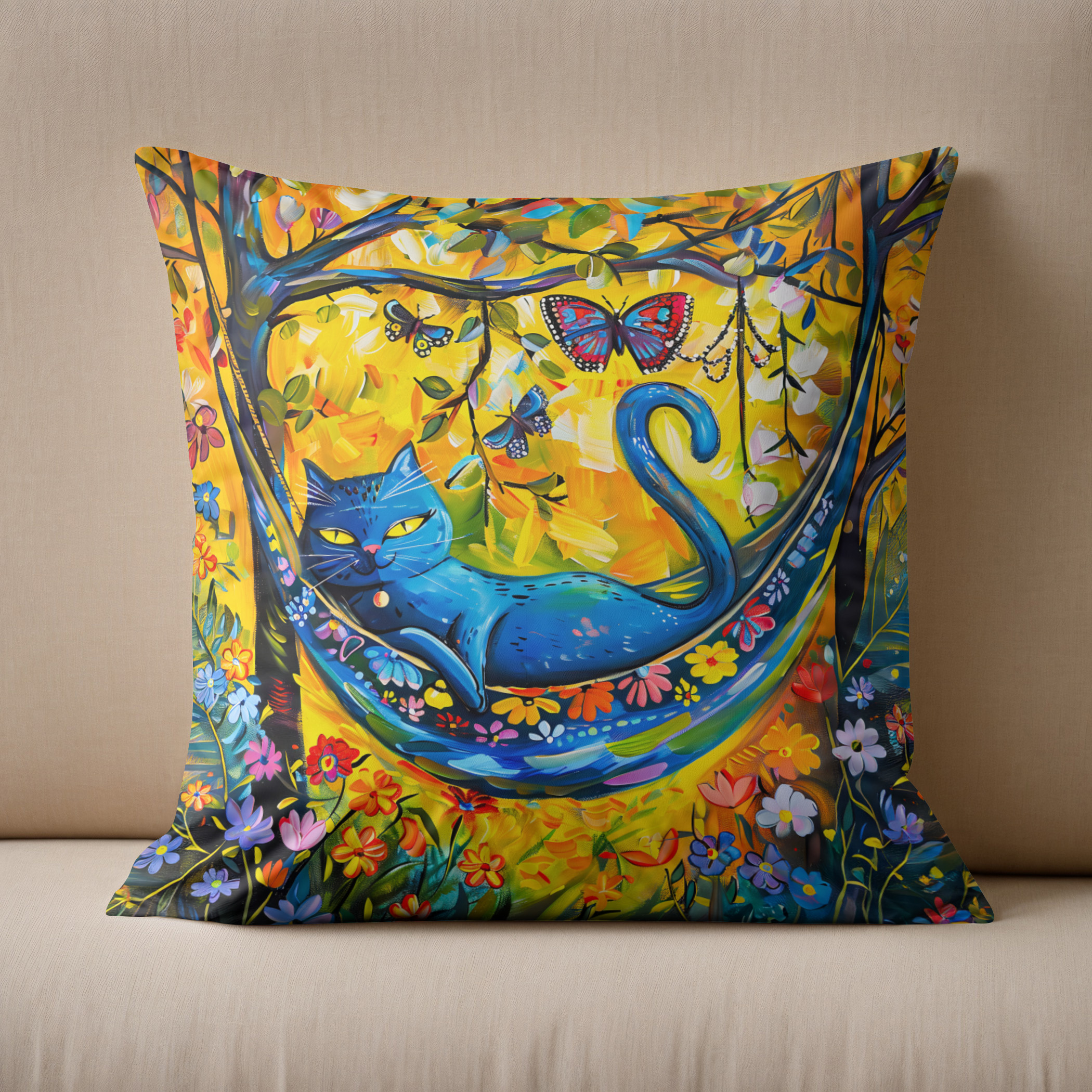 Kissen: Cat in Hammock Under Tree