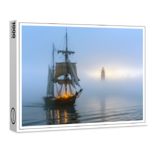 raxxa Premium-Puzzle: Segelschiff und Leuchtturm im Nebel