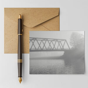 raxxa Postkarte: Eine Brücke im Nebel
