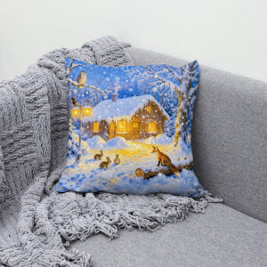 Kissen: Winter Forest Cottage with Woodland Animals