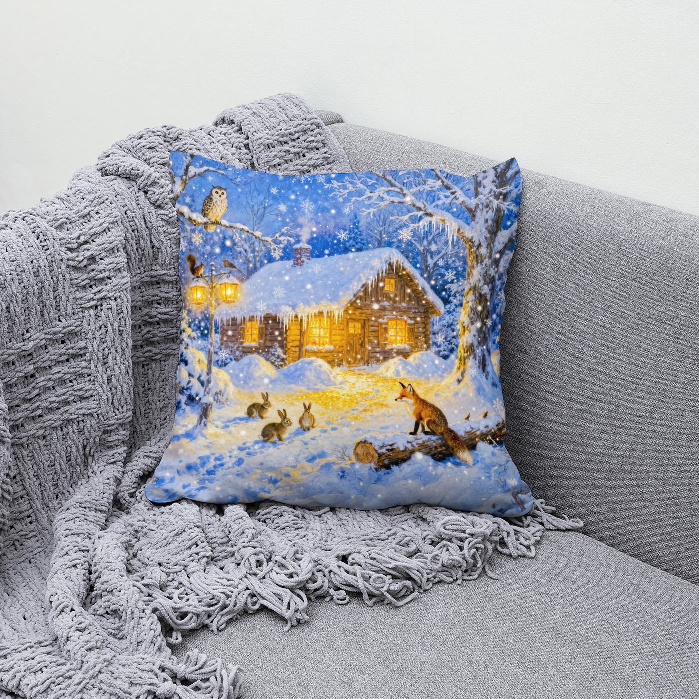 Kissen: Winter Forest Cottage with Woodland Animals