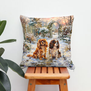 Kissen: Two Cavalier Spaniels on Winter Path